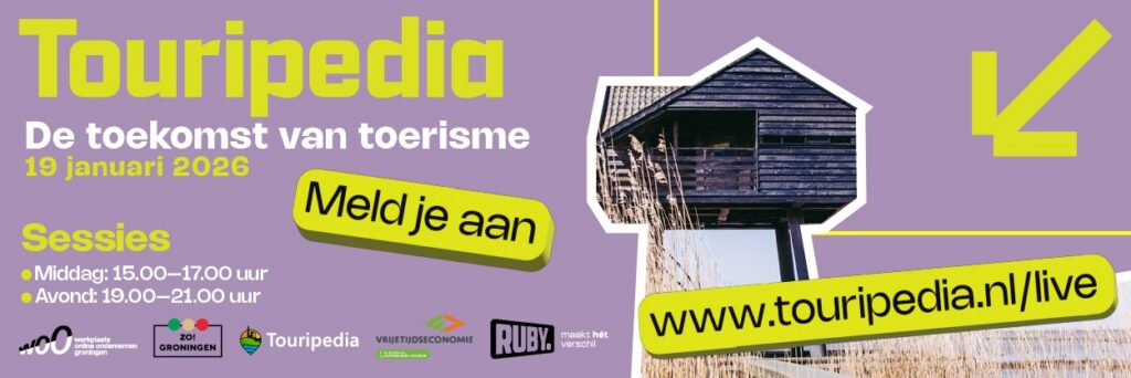 Banner voor Touripedia evenement op 19 januari 2026, over de toekomst van toerisme. Bevat sessietijden, logo's, een modern gebouw en tekst: Meld je aan en www.touripedia.nl/live.